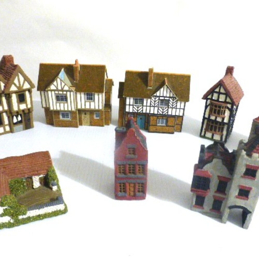 8 House MODEL BUILDINGS 1.75 - 4.5" High Railroad Model Train Set Model Kit